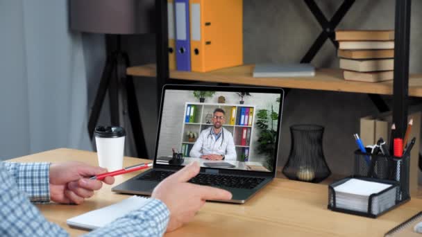 Patient zu Hause erzählt mit Ferndoktor Online-Videoanruf Webcam Chat Laptop — Stockvideo