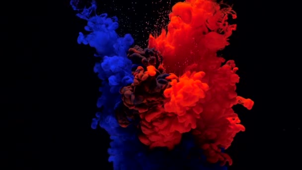 Inkt in het water. Trage beweging blauwe en rode inkt acryl druppels in water en mixen — Stockvideo
