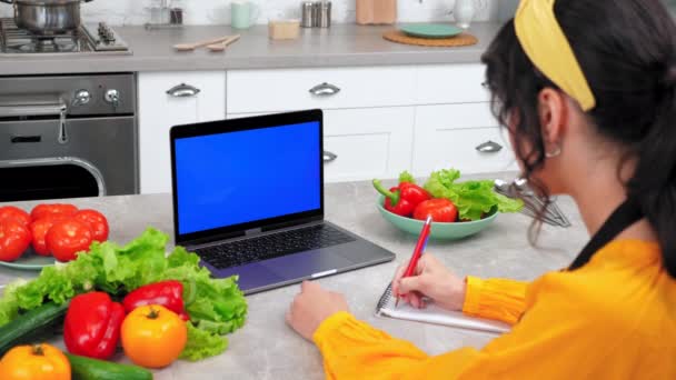 Portátil de pantalla azul: estudio de la mujer ver curso de cocina en línea escuchar maestro chef — Vídeos de Stock