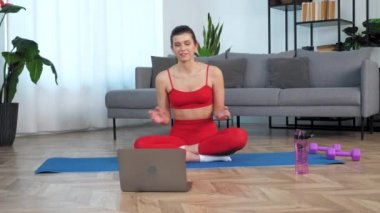 Formda bir kadın sohbet eder. Spor eğitmeni, internetten video dersi alır. Bilgisayarı arar.