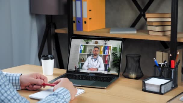 Patienten hemma berättar distans läkare online video samtal webbkamera chatt bärbar dator — Stockvideo