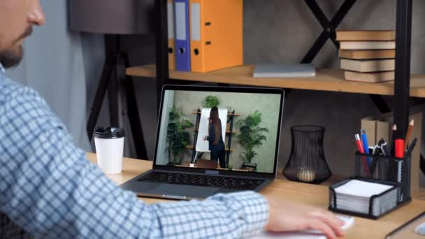 Mann zu Hause im Büro studieren Online-Kurs Laptop, schreibt in Notizbuch hören Lehrer — Stockvideo