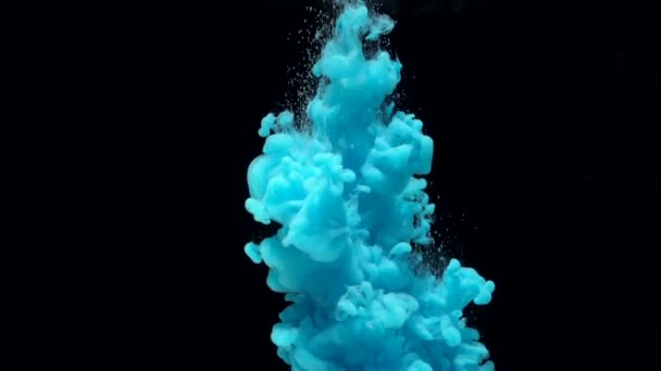 Tinte ins Wasser. Zeitlupe türkisblaue Tinte Acryl Tropfen in Wasser und mischt — Stockvideo
