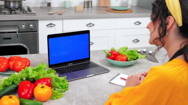 Portátil de pantalla azul: Mujer saluda ver curso de cocina en línea escuchar profesor de chef — Vídeos de Stock