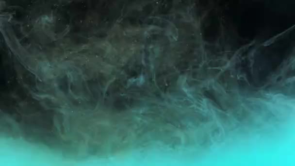 Бирюзовая синяя чернила акриловая краска смешивается в воде, мягко кружится под водой — стоковое видео