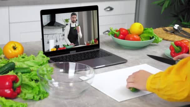 Homme blogueur alimentaire à l'écran d'ordinateur raconte enseigne la femme au foyer appel vidéo en ligne — Video