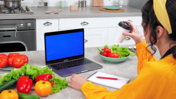 Portátil pantalla azul: Mujer estudio curso de cocina en línea escuchar chef beber café — Vídeos de Stock