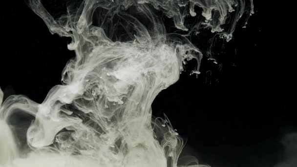 Blanding av gråfarget akryl i vann, mykt virvlende under vann i akvarium – stockvideo