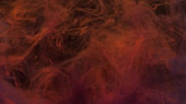 Kırmızı turuncu ve mor mürekkep suyun içinde karışır, suyun altında hafifçe döner.