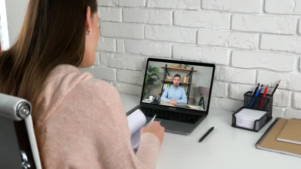 Menedżer w domu raport wyszukiwania w notebooku mówi CEO online wideo rozmowy laptop — Wideo stockowe