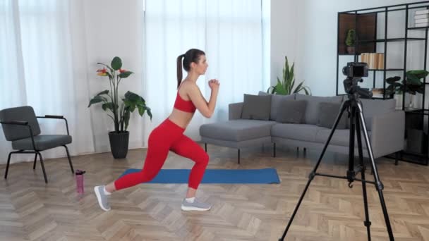 Blogger entrenadora de fitness mujer Fit haciendo ejercicio de entrenamiento en el hogar moderno — Vídeos de Stock