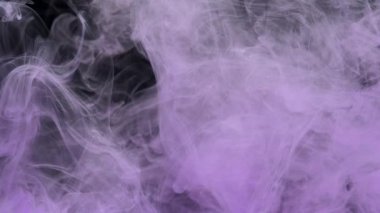 Mor akrilik boya suda karışıyor, akvaryumda yavaşça suyun altında dönüyor.