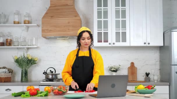 Χαμογελαστή γυναίκα νοικοκυρά φέτες bell pepper ακούστε σεφ μελέτη σε απευθείας σύνδεση βιντεοκλήση — Αρχείο Βίντεο