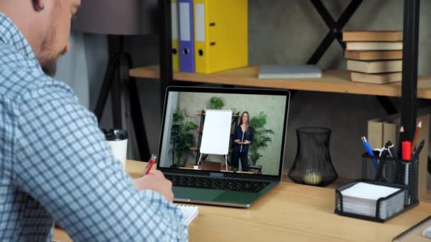 Biznesmen w biurze badania oglądać online edukacja biznes kurs laptop kamera internetowa — Wideo stockowe