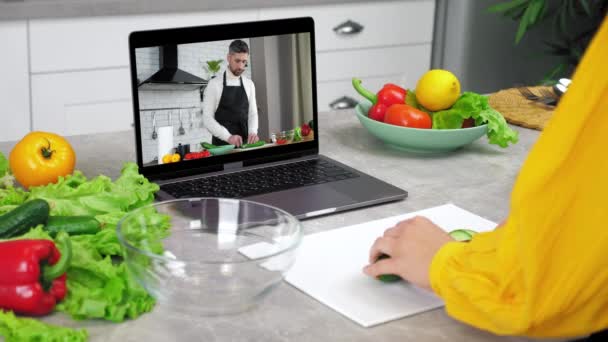 Hombre bloguero de alimentos en la pantalla del ordenador portátil dice enseña curso de cocina a distancia ama de casa — Vídeo de stock