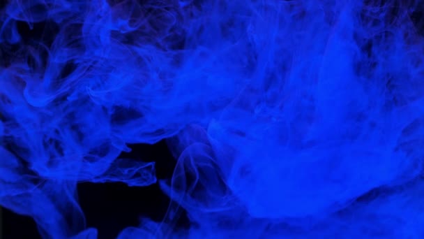 Blue ink acrylic paint mixing in water, swirling softly underwater in aquarium — Stock Video