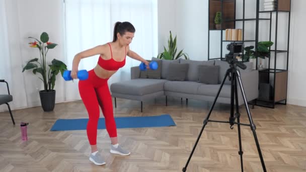 Sport muscolare ragazza treni insegna agli studenti record online master class sulla macchina fotografica — Video Stock