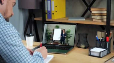 Ofis çalışmasında iş adamı dinle iş koçu online video görüntülü konuşma