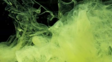 Sarı mürekkep akrilik boya suda karışıyor, akvaryumda yavaşça suyun altında dönüyor.