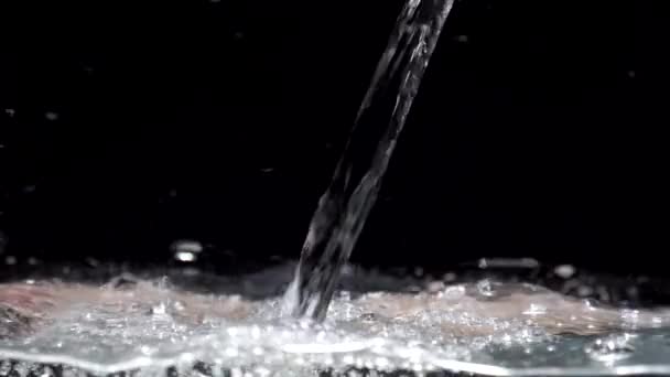 Wasserströme in Zeitlupe fallen im Aquarium auf schwarzem Hintergrund herunter — Stockvideo
