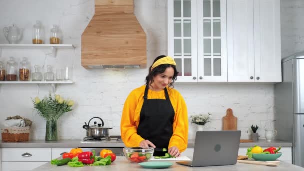 Mujer rebanadas de pepino escuchar profesor chef estudio en línea videollamada webcam portátil — Vídeo de stock