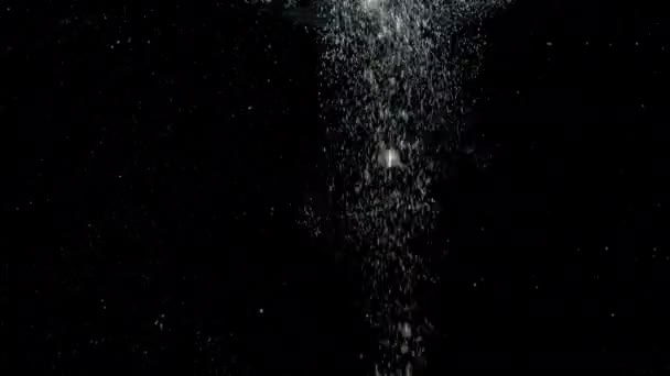 De nombreuses petites bulles d'air dans l'eau remontent à la surface sur fond noir — Video