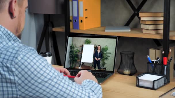 Geschäftsmann im Büro Studie ansehen Online-Business-Webinar Lektion, Lehrer zuhören — Stockvideo