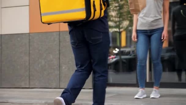 Correio de homem de entrega de alimentos positivo com mochila térmica entregar mulher ordem — Vídeo de Stock