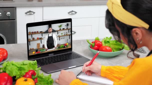Chef bloguero de alimentos en la pantalla del ordenador portátil saluda dice plato receta enseña ama de casa — Vídeos de Stock