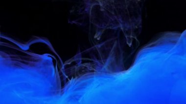 Suda karıştırılan mavi mürekkep akrilik boya, akvaryumda usulca dönen su altı.