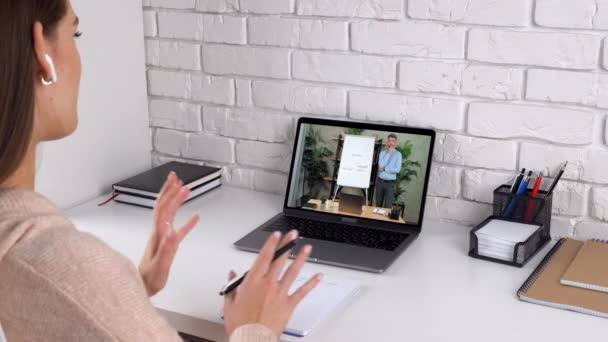 Businesswoman en la oficina en casa dice escuchar video llamada en línea a distancia webcam portátil — Vídeo de stock