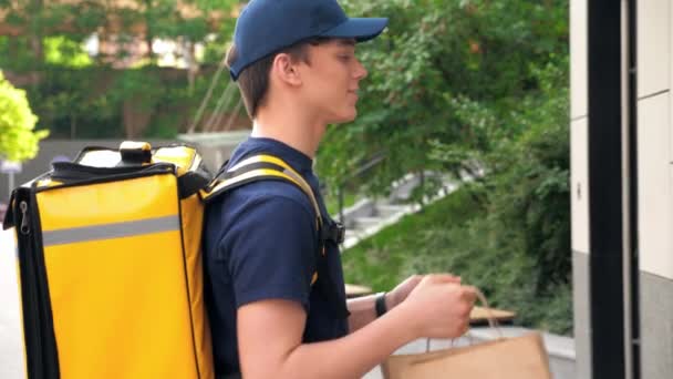 Smiling food delivery mensajero hombre con mochila térmica entregar orden mujer — Vídeos de Stock