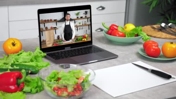 Close up laptop with man chef food blogger in screen tells teaches students — Stock Video