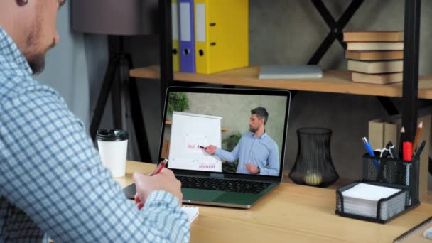 Hombre en casa estudio de oficina en línea videollamada webcam portátil, sonriente escuchar profesor — Vídeo de stock