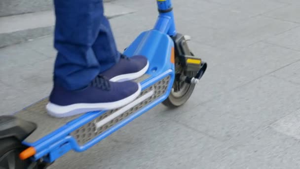 足を閉じますアフロアメリカ人男性宅配便電動スクーターで通りに乗る — ストック動画