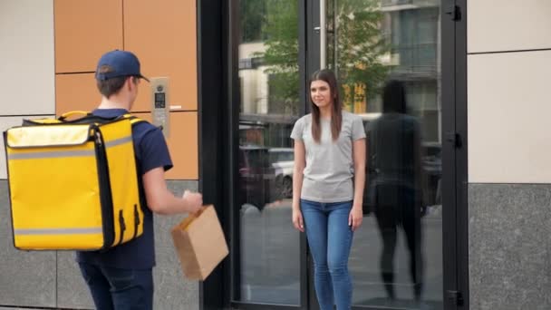 Correio de homem de entrega de alimentos positivo com mochila térmica entregar mulher ordem — Vídeo de Stock