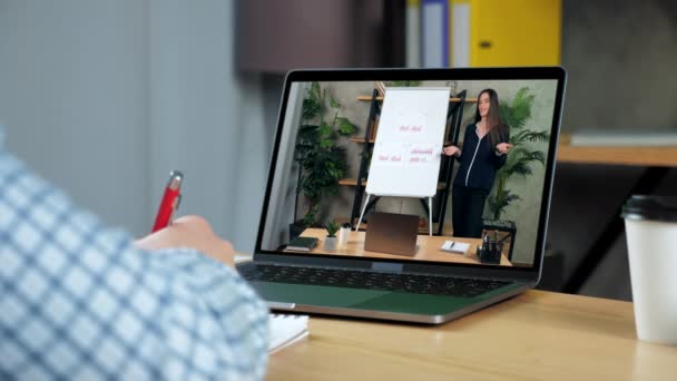 Großaufnahme lächelnde Frau Top-Managerin Firma in Computerbildschirm sagt Bericht CEO — Stockvideo