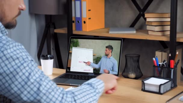 Hombre estudio ver online negocio webinar portátil, escuchar profesor videollamada webcam — Vídeos de Stock