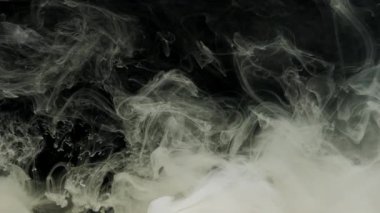 Gri mürekkep akrilik boya suda karışıyor, akvaryumda yavaşça suyun altında dönüyor.