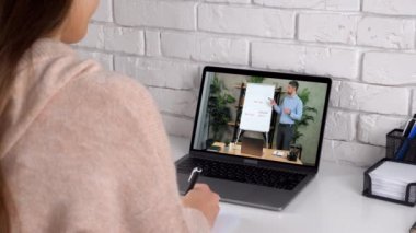 Bilgisayar ekranındaki adam yöneticisi şirketi, çevirme grafiğinde nokta işaretleyici diyagramını söyler