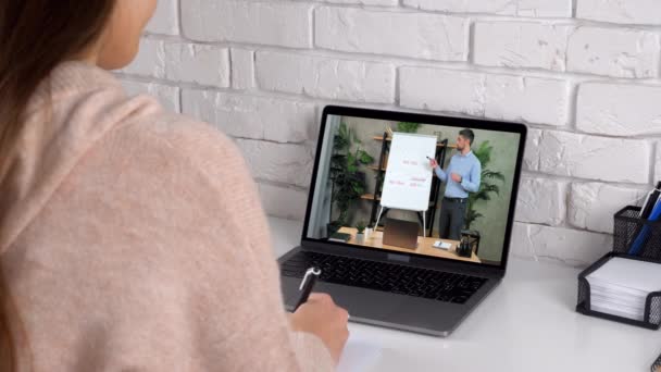 Man manager firma na ekranie komputera mówi punkt diagram markera na wykresie flip — Wideo stockowe