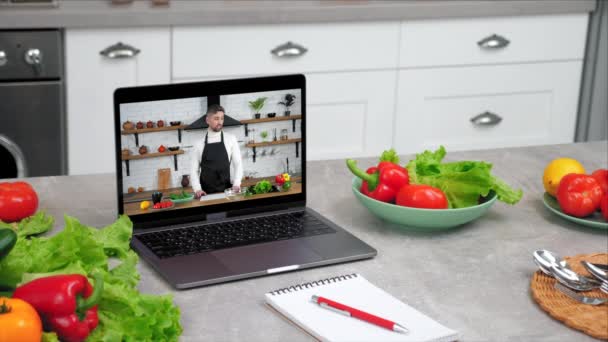 Laptop-Computer mit Mann Koch Food-Blogger auf dem Bildschirm erzählt lehrt Schüler — Stockvideo