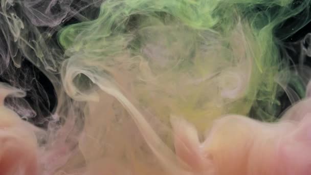 Pittura acrilica rosa e giallo inchiostro miscelazione in acqua, vorticoso sott'acqua dolcemente — Video Stock