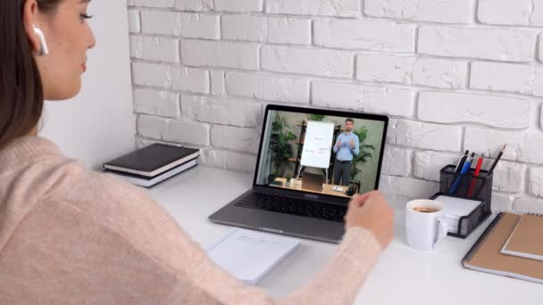 Zakenvrouw op kantoor luisteren online video oproep laptop, drinkt koffie thee — Stockvideo