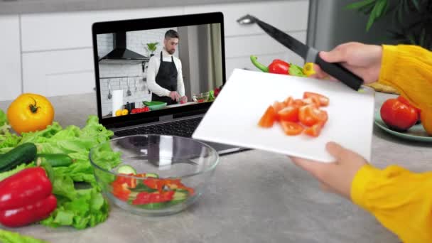 Ama de casa en cuchillos de cocina en rodajas de tomate de la tabla de cortar en ensaladera — Vídeos de Stock