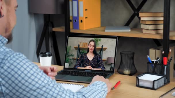 Homme d'affaires au bureau à domicile talk top manager appel vidéo à distance webcam chat ordinateur portable — Video