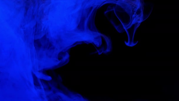 Голубая чернила акриловая краска смешивается в воде, мягко кружится под водой в аквариуме — стоковое видео