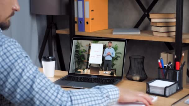 Encontro de negócios à distância. Empresário no escritório ouvir vídeo online chamada laptop — Vídeo de Stock