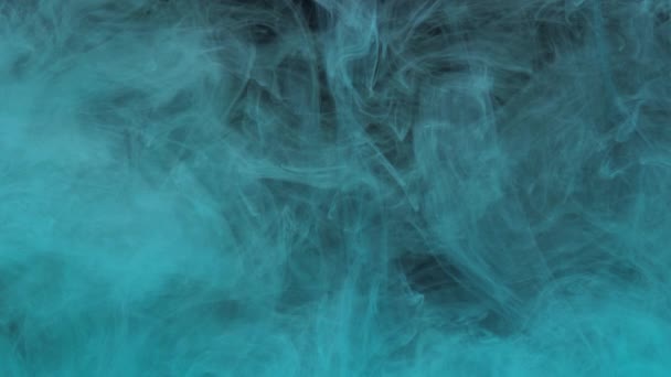 Tinta azul-turquesa tinta acrílica misturando na água, girando suavemente debaixo d 'água — Vídeo de Stock