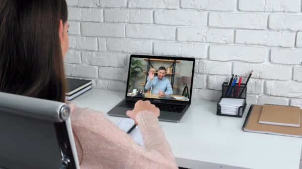 Kobieta w domu studiować online wideo rozmowy laptop słuchać nauczyciela, pisze w notebooku — Wideo stockowe